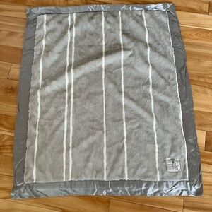 Grey little giraffe blanket